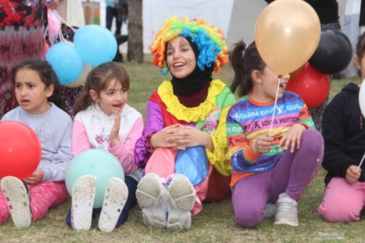 Kahramanmaraş'ta depremzede &ccedil;ocuklara palya&ccedil;o s&uuml;rprizi