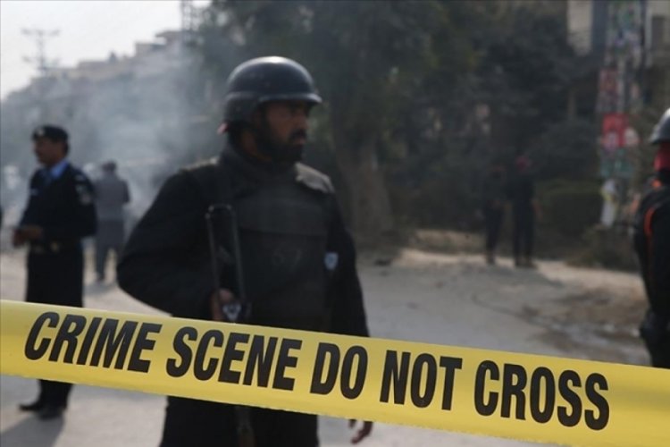 Pakistan'da polis aracına intihar saldırısı