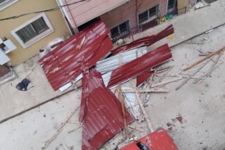 Rize'deki kuvvetli fırtınada &ccedil;atılar u&ccedil;tu