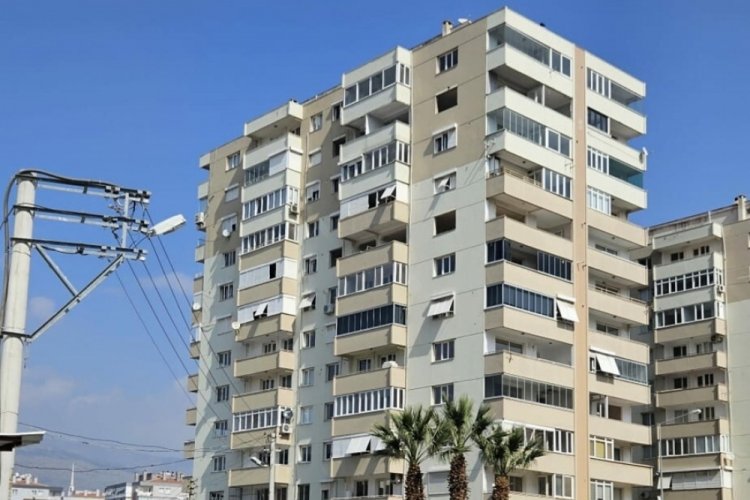 İzmir'de riskli binanın yıkımı durduruldu