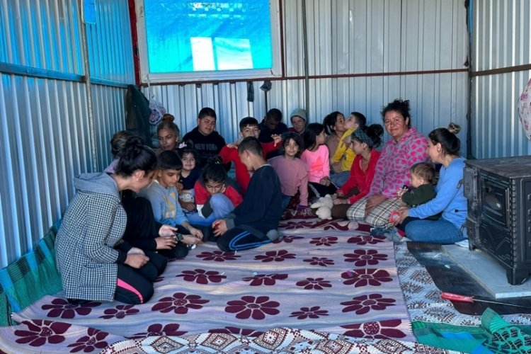 Antakya'da depremzede 9 aile b&uuml;t&uuml;n birikimiyle konteyner ev aldı