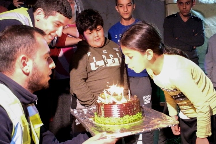 Bursalı ekip Hatay'da moral dağıtıyor! K&uuml;&ccedil;&uuml;k Zehra'ya doğum g&uuml;n&uuml; s&uuml;rprizi