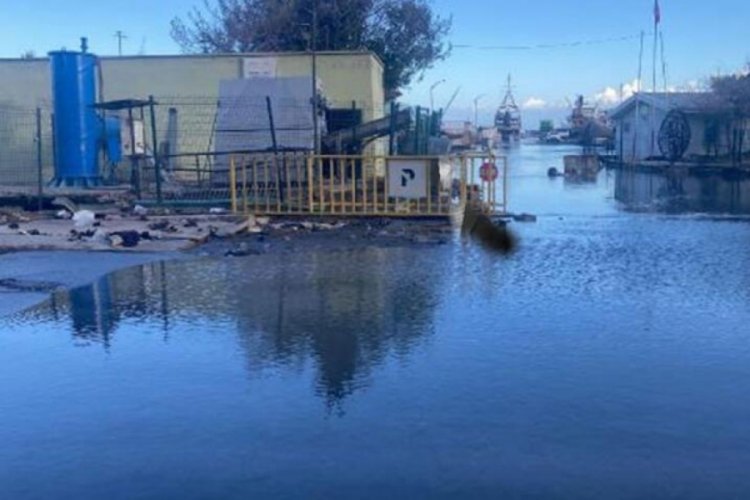 İskenderun'da alarm: Deniz seviyesi y&uuml;kseldi