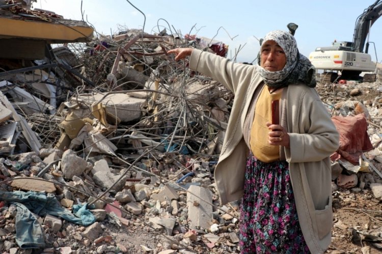 Enkazdan &ccedil;ıkarılan 20 g&uuml;nl&uuml;k torununun ardından &ouml;len oğlu ve ailesinin hatıralarını bekliyor
