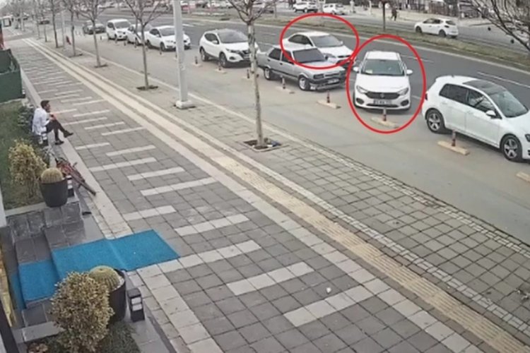 Diyarbakır'da 2 otomobil &ccedil;arpıştı
