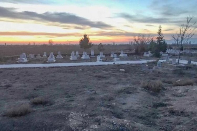 Bedeninin yarısı toprağa g&ouml;m&uuml;l&uuml;! &Uuml;vey ablanın sevgilisi...