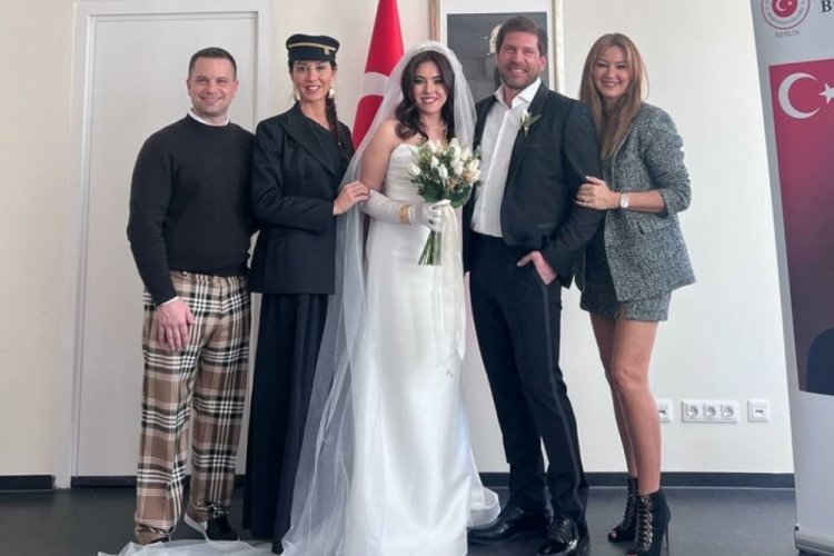 &Uuml;nl&uuml; oyuncunun pantolonu alay konusu oldu