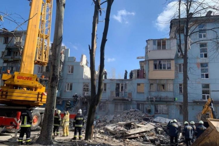 Ukrayna'da roket isabet eden apartmanda can kaybı y&uuml;kseldi