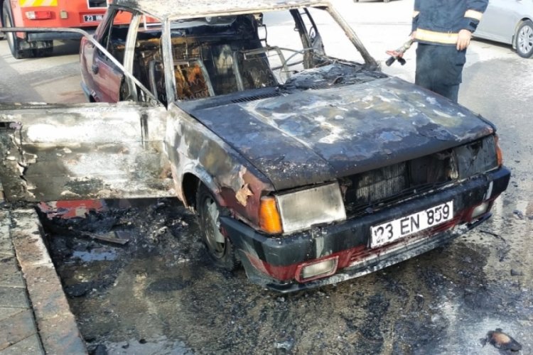 Elazığ'da seyir halindeki otomobil alev alev yandı