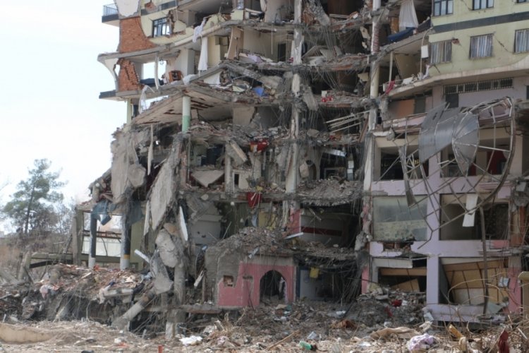Galeria iş merkezi bir dokunuşta yıkıldı
