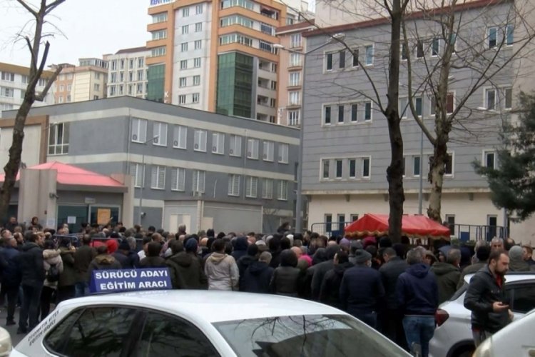 SGK &ouml;n&uuml;nde EYT izdihamı! Polis m&uuml;dahale etti