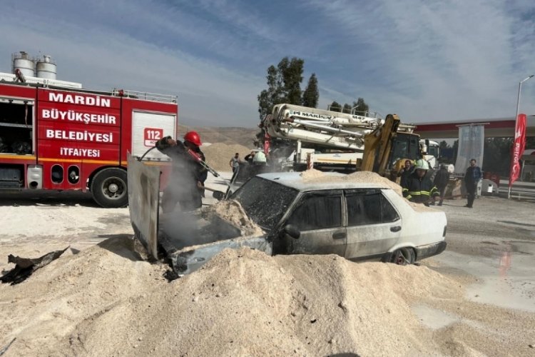 Mardin'de otomobil benzin istasyonun yanında alev aldı