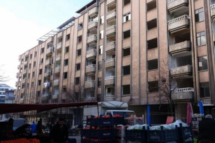 Elazığ'da ağır hasarlı binaların arasında pazar kuruldu