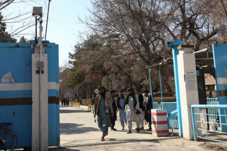 Afganistan'da &uuml;niversiteler eğitime kız &ouml;ğrenciler olmadan başladı