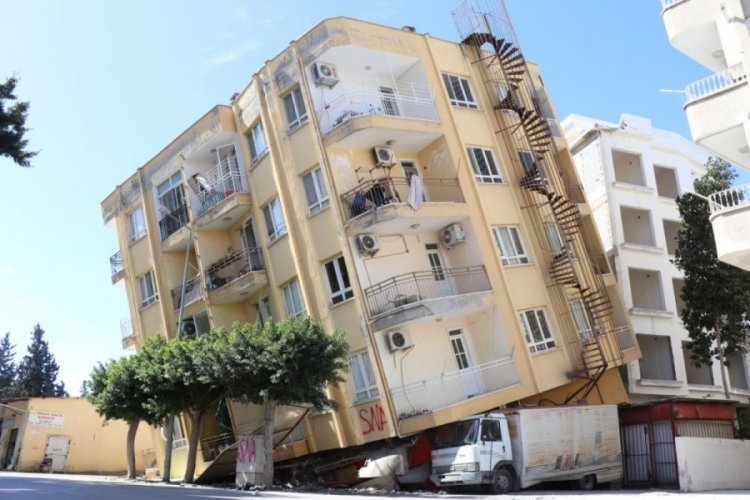 Hatay'da yan yatan bina her an yıkılabilir