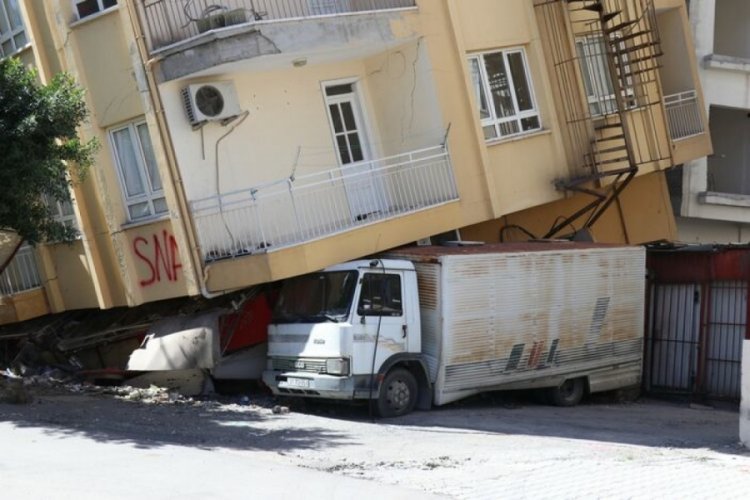 Hatay'da bu binayı kamyonet ayakta tutuyor
