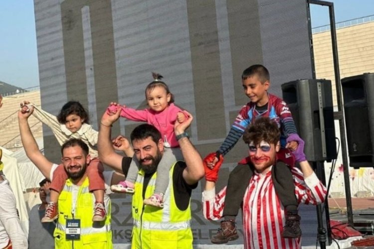 Tiyatrocular &ccedil;ocuklarda afetin izini silmeye &ccedil;alışıyor