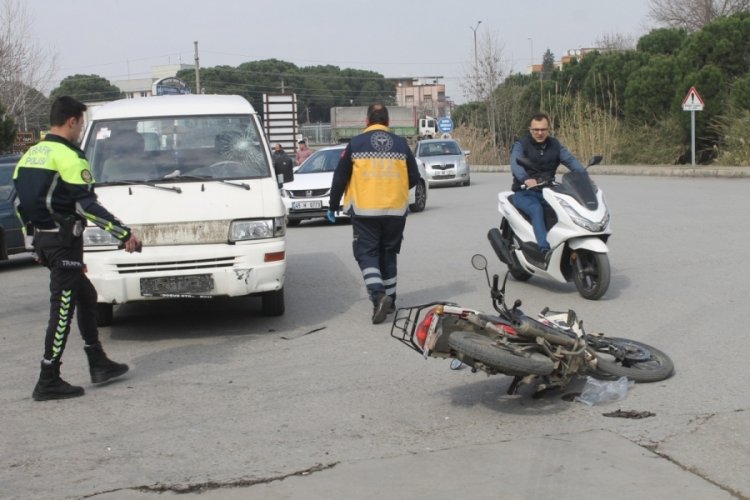 Manisa'da minib&uuml;s ile motosiklet &ccedil;arpıştı