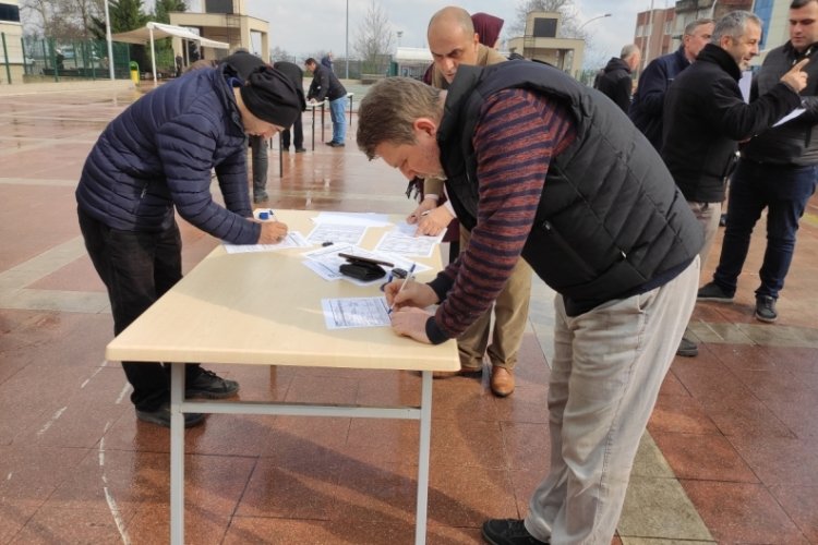 Bursa'da EYT işlemlerini ger&ccedil;ekleştiren vatandaşlar mutluluklarını dile getirdi