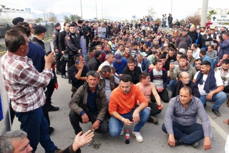 Antalya'da domates &uuml;reticileri yol kapattı