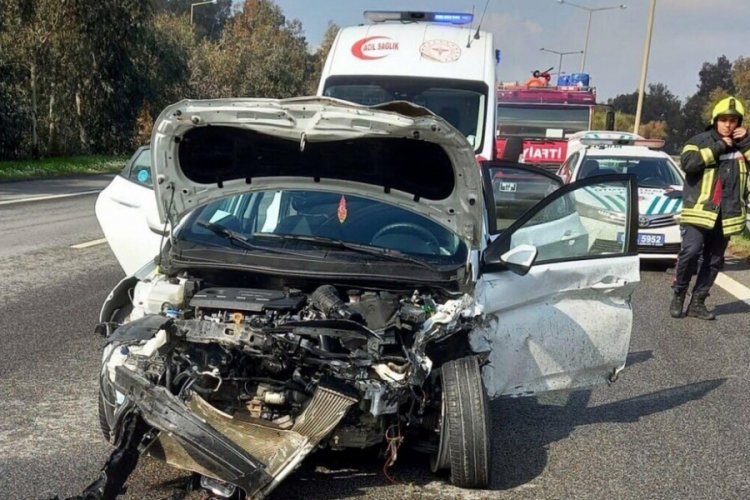 Yaralıya m&uuml;dahale i&ccedil;in ambulanstan inen sağlık&ccedil;ılara otomobil &ccedil;arptı