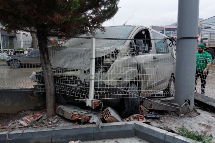 Samsun'da iki ara&ccedil; &ccedil;arpıştı: 1'i ağır 2 yaralı