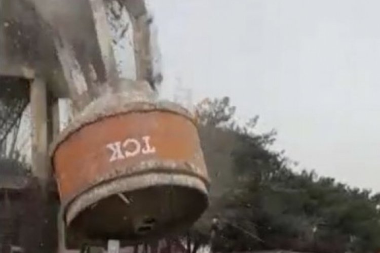 Diyarbakır'da depremde hasar g&ouml;ren su kulesi kontroll&uuml; olarak yıkıldı