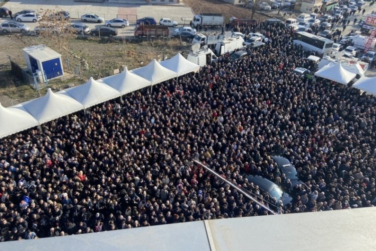 Saadet Partisi Genel Merkezi &ouml;n&uuml;nde b&uuml;y&uuml;k bir kalabalık bekliyor