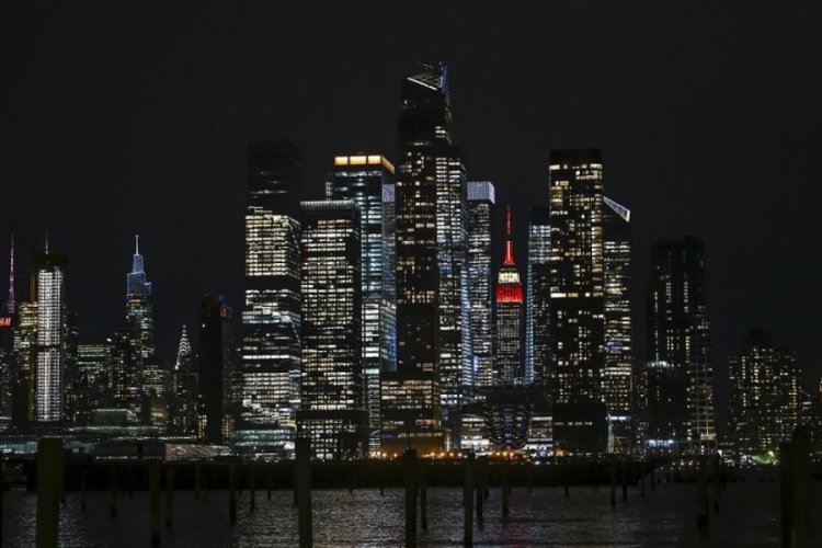 Tarihi Empire State binası kırmızı beyaz renklerle ışıklandırıldı