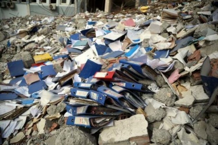 Hataylı avukat, 3 haftadır enkaz altındaki evrakların n&ouml;betini tutuyor