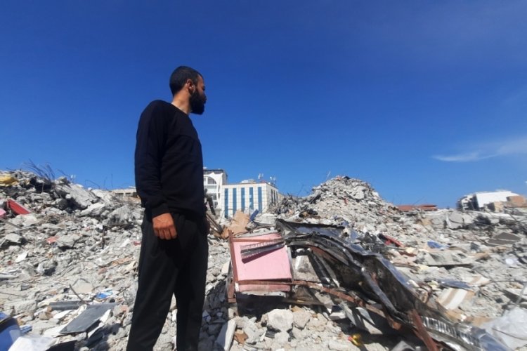 Danimarka'dan Hatay'a gelen gen&ccedil; yakınlarını arıyor