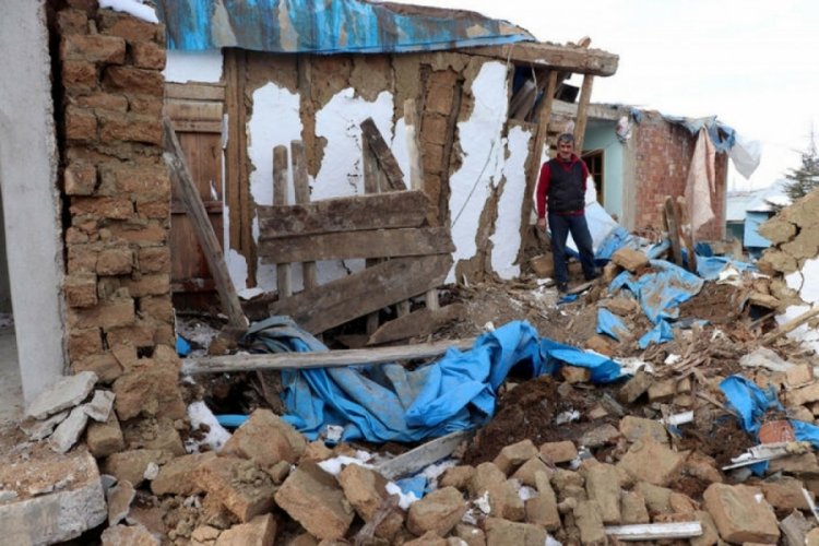 Kahramanmaraş'ta yıkılan evin enkazından &ccedil;ıkıp eşini kurtardı