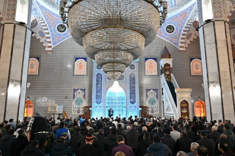 Bursalılar Berat Kandili'nde camileri doldurdu