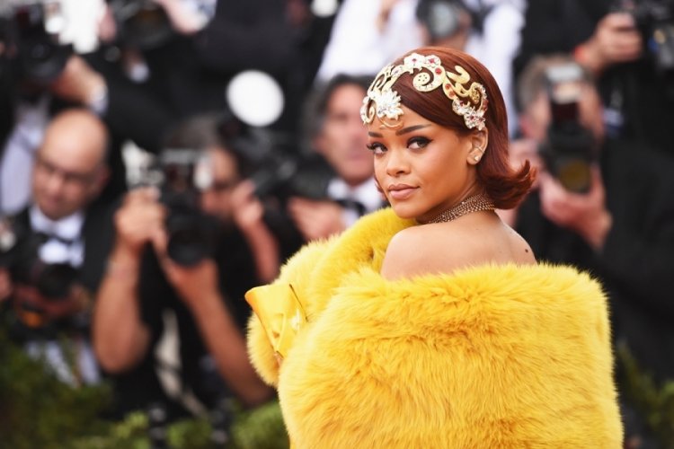 Rihanna bebeğini paylaştı