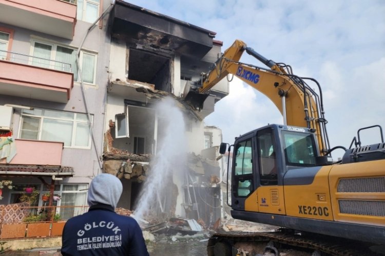 Kocaeli'nde patlamada ağır hasar alan bina yıkıldı