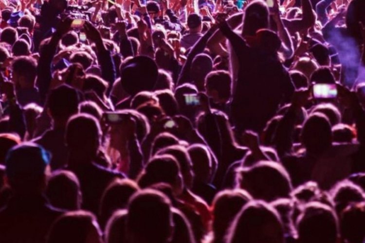 Konserde izdiham &ccedil;ıktı!: 1 &ouml;l&uuml;, 9 yaralı