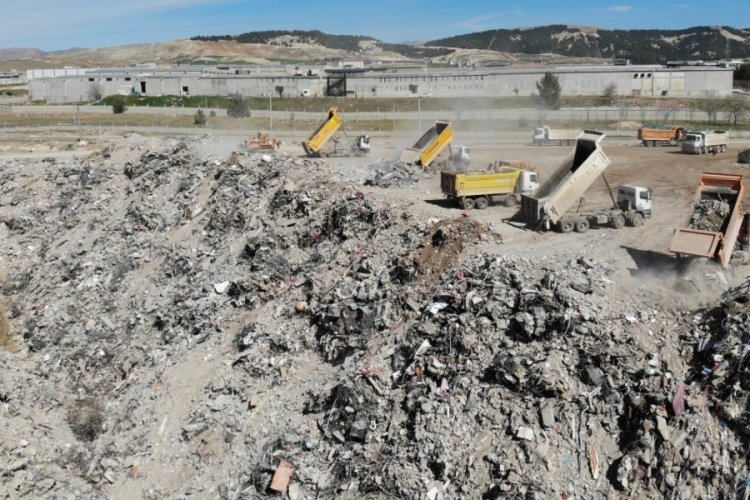 Enkazın d&ouml;k&uuml;ld&uuml;ğ&uuml; dere yatağı moloz dağına d&ouml;n&uuml;şt&uuml;