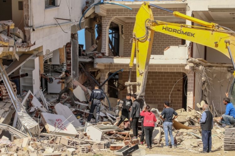 Hatay'da yıkımına başlanan evdeki eşyalar &ccedil;ıkarıldı