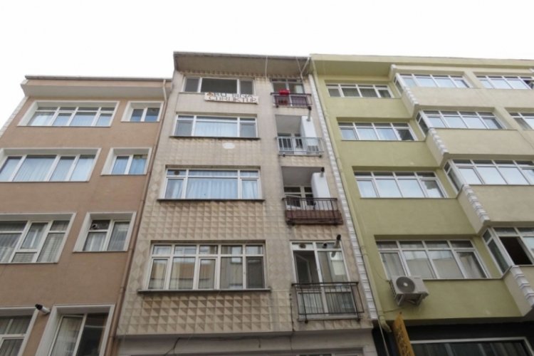 İstanbul'da evinin balkonuna "Bu bina &ccedil;&uuml;r&uuml;kt&uuml;r" pankartı astı, evi boşalttı