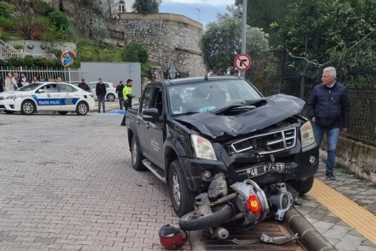 Muğla'da kamyonetle motosiklet &ccedil;arpıştı: 2 yaralı