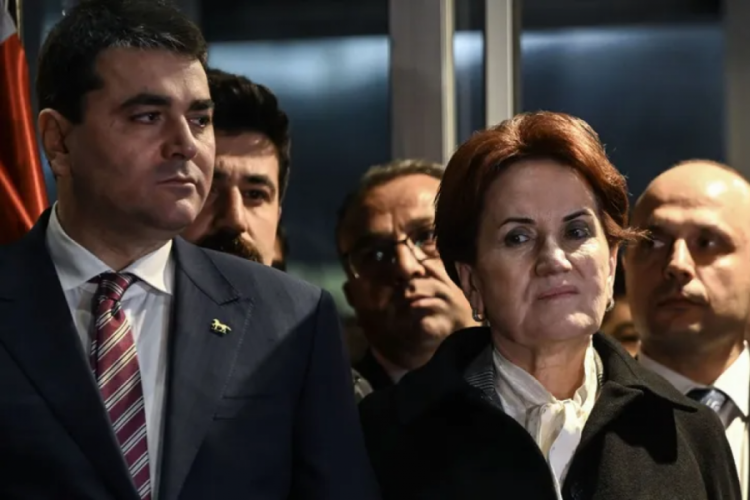 Meral Akşener'de fotoğraf a&ccedil;ıklaması