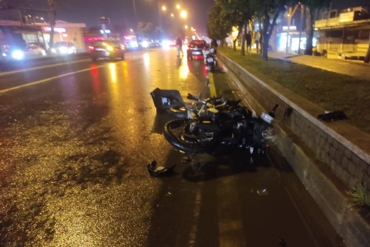 Aydın'da motosikletli polis timi otomobille &ccedil;arpıştı