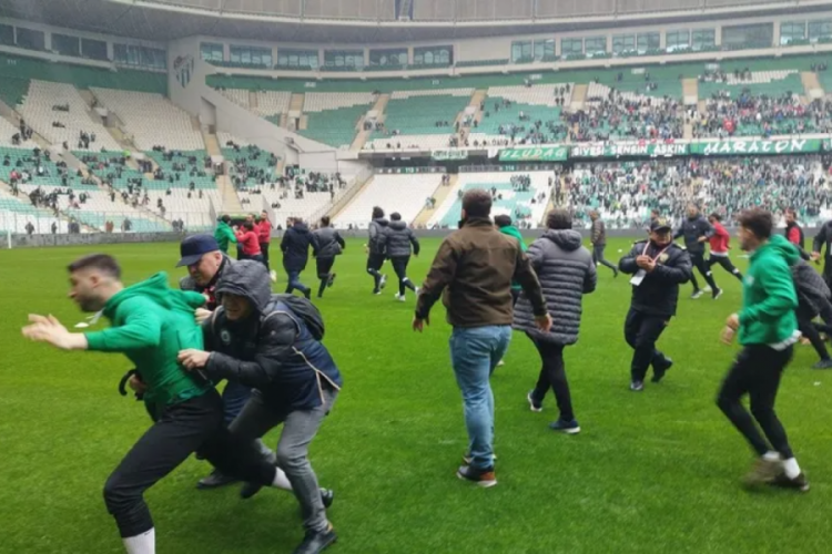 Bursaspor ve kul&uuml;p g&ouml;revlileri PFDK'ya sevk edildi