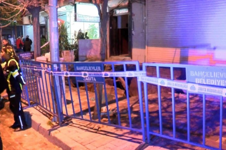 İstanbul'da &ouml;n&uuml;ndeki kaldırım &ccedil;&ouml;ken apartman, tedbir ama&ccedil;lı boşaltıldı
