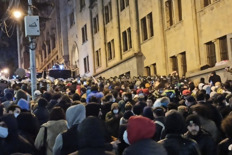 G&uuml;rcistan'da olaylı gece! Parlamento binası &ouml;n&uuml;ndeki protestoya polis m&uuml;dahale etti
