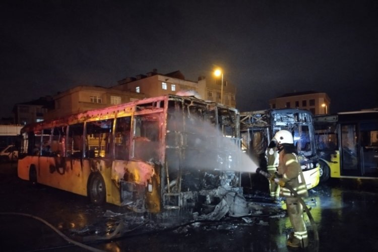 Tuzla'da 3 otob&uuml;s alev alev yandı