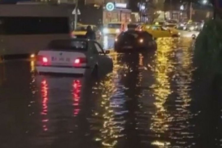 İzmir'de sağanak yağış hayatı fel&ccedil; etti