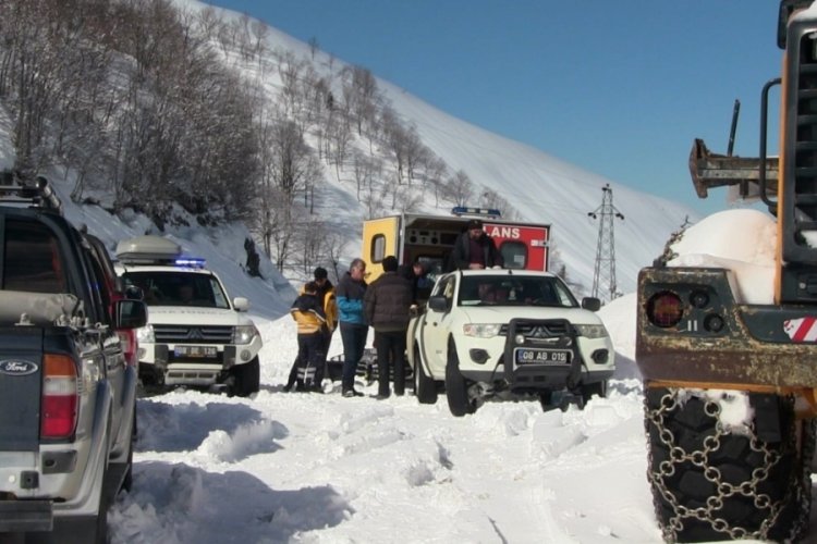 Artvin'de 30 g&uuml;nd&uuml;r kapalı olan yola ulaşıldı: Hastalar hastaneye nakledildi
