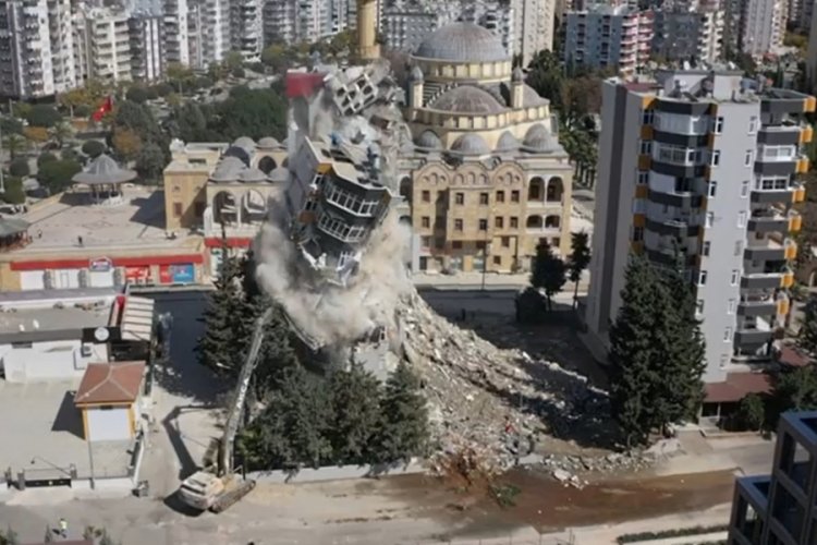Adana'da ağır hasarlı bina kontroll&uuml; yıkıldı