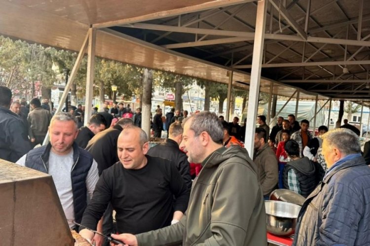 Bursa G&uuml;rsu Belediye Başkanı Işık'tan deprem b&ouml;lgesine moral ziyareti